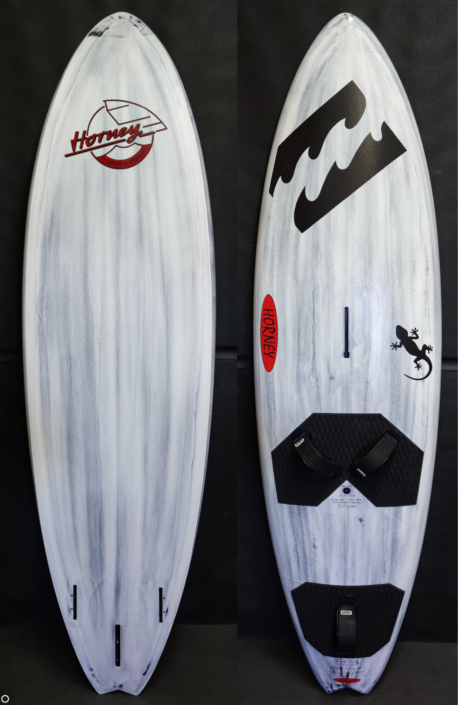 Thruster Wave 100, Länge: 228 cm, Breite: 62 cm, Vol: 100l, Gewicht: 6,2 kg ohne Fußschlaufen Thruster Wave 100, Länge: 228 cm, Breite: 62 cm, Vol: 100l, Gewicht: 6,2 kg ohne Fußschlaufen