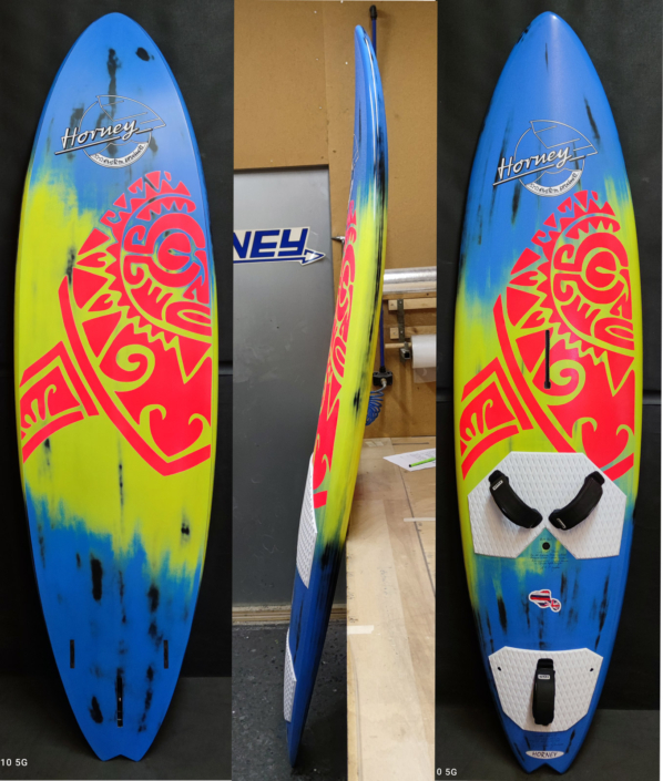 Thruster Wave 82 HD, Länge: 224 cm, Breite: 58 cm, Vol: 82l, Gewicht: 6,3 kg ohne Fußschlaufen Thruster Wave 82 HD, Länge: 224 cm, Breite: 58 cm, Vol: 82l, Gewicht: 6,3 kg ohne Fußschlaufen